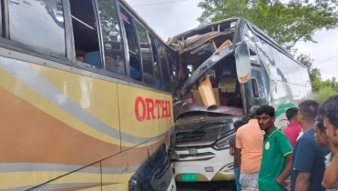 পাবনা-ঢাকা মহাসড়কে দুই বাসের সংঘর্ষে আহত ১০